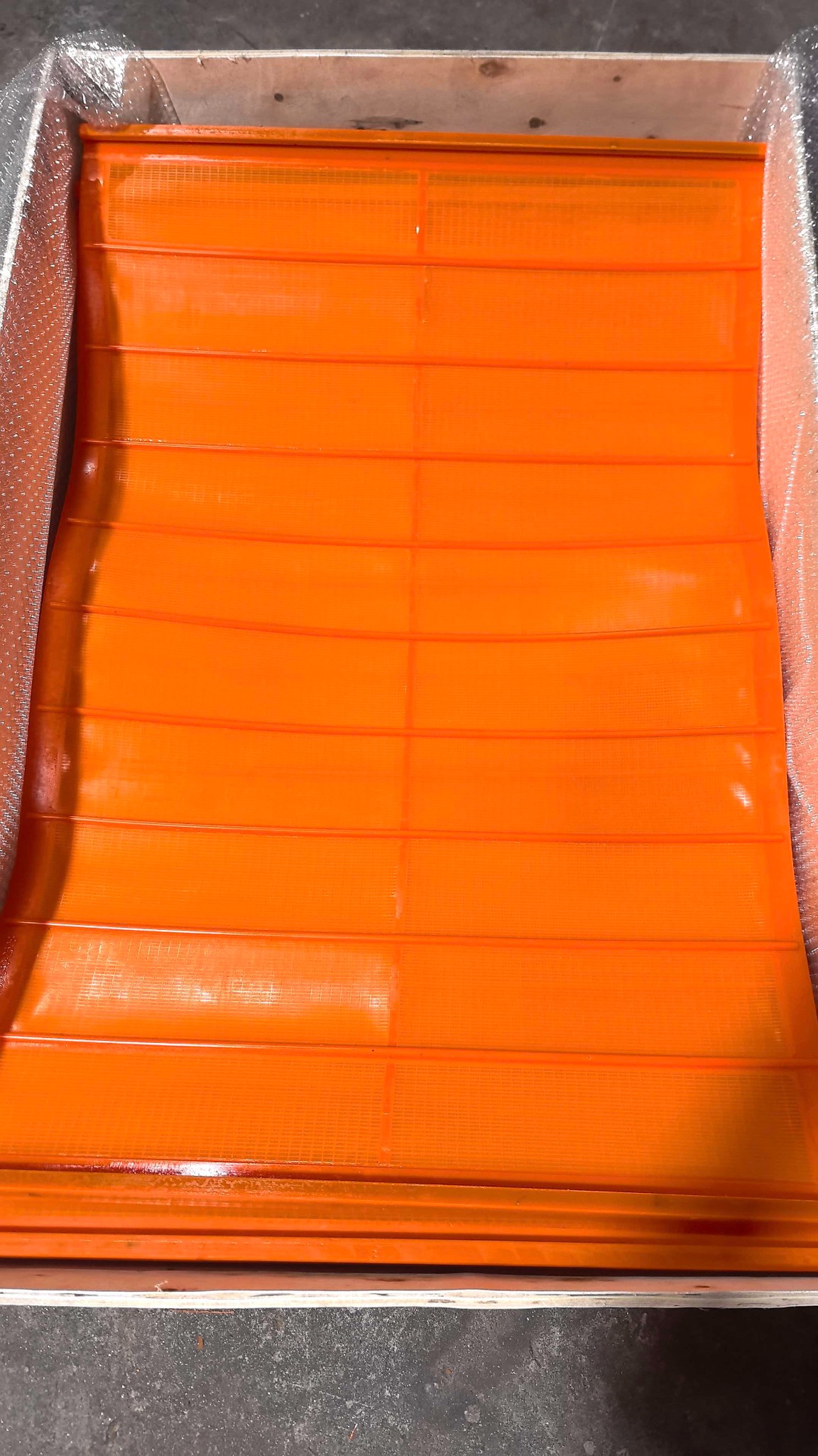 Polyurethane fine screen in a wooden case