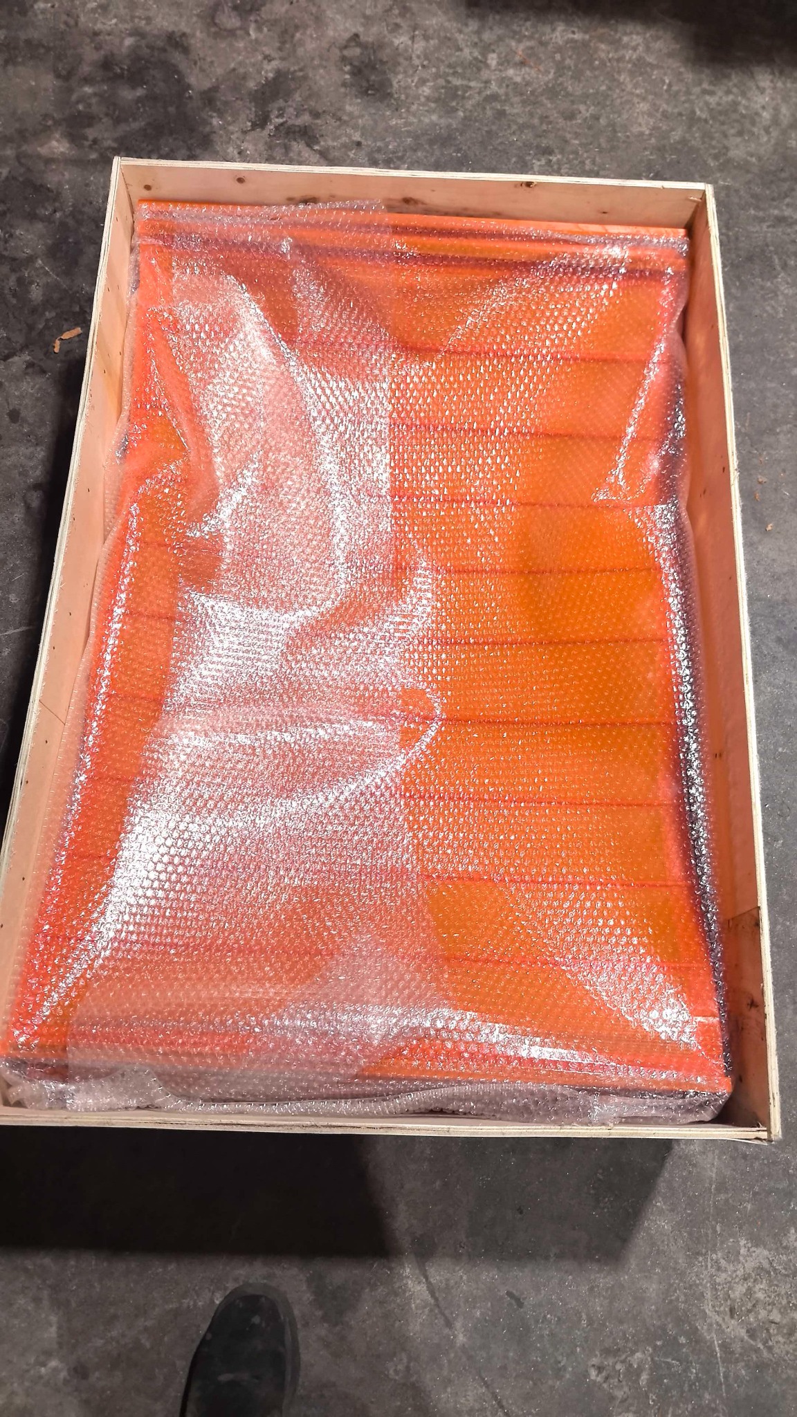 Fine screen with protective cushioning inside a wooden case