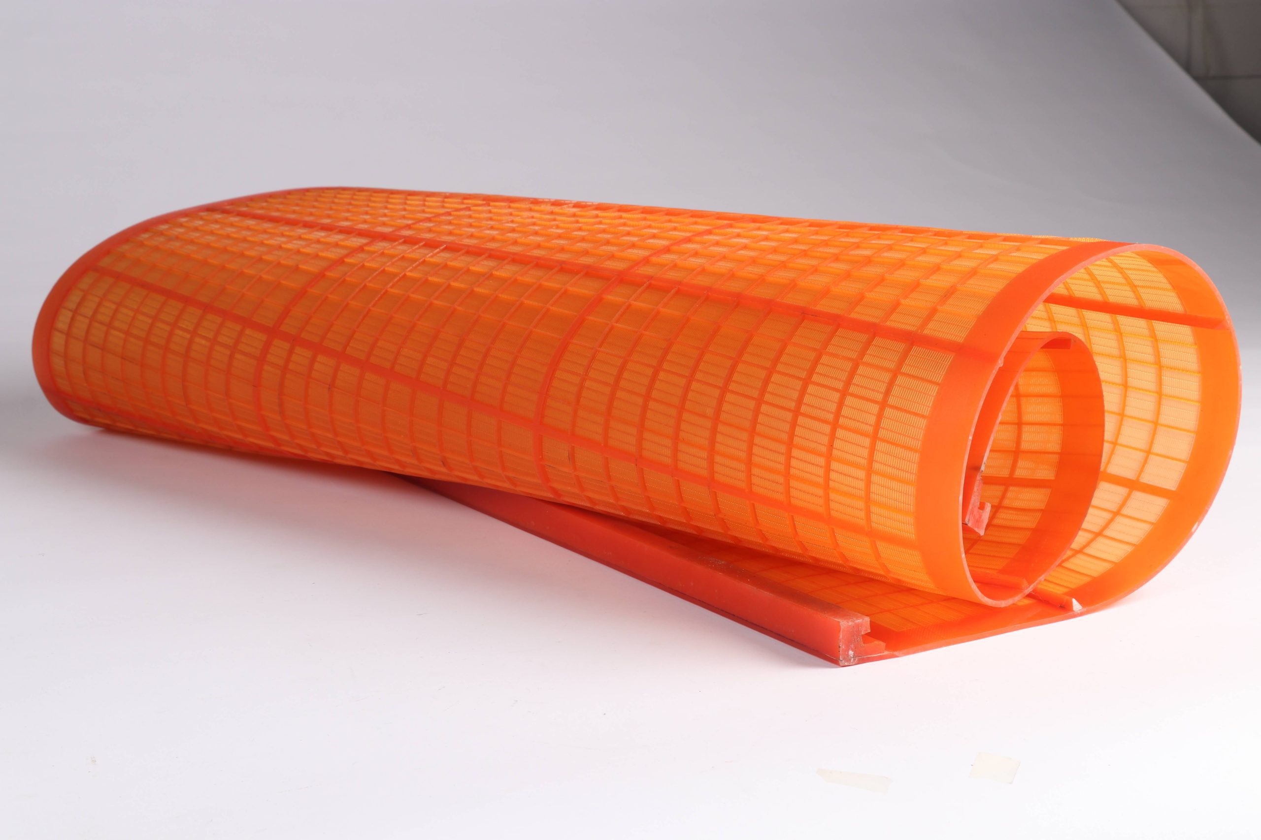 Polyurethane fine screen for screening and classification of fine materials